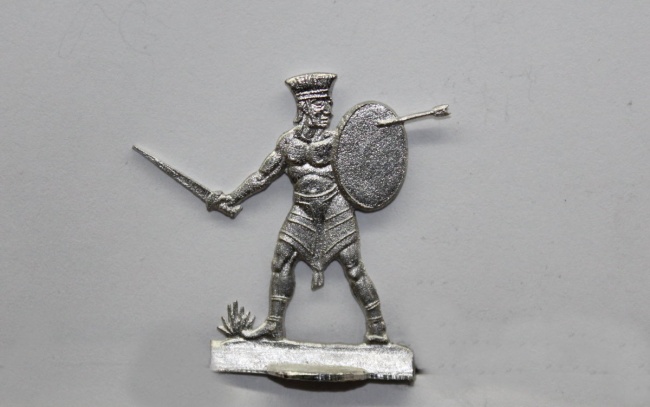 Krieger der Seevölker mit Schwert und Schild, abwehrend